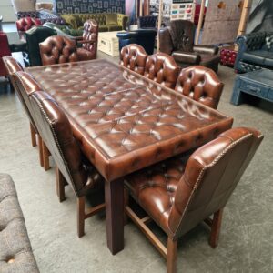 Chesterfield eetkamertafel met 8 stoelen