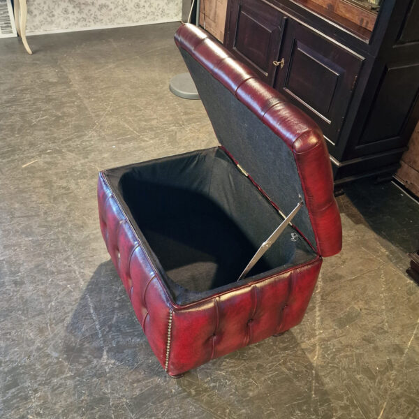 Chesterfield Boxstool - Antiek Rood